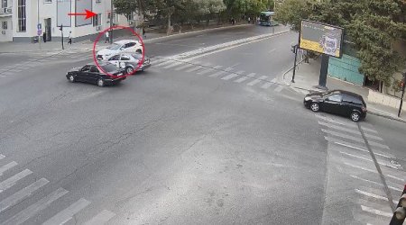 Bakıda işıqforun qırmızı işığında keçən avtomobil ağır qəzaya səbəb oldu – ANBAAN VİDEO