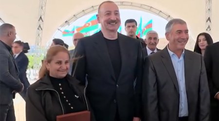 “Cənab Prezident, oğlum əsgərdir, tapşırdı ki, şəkil çəkdirək” – VİDEO