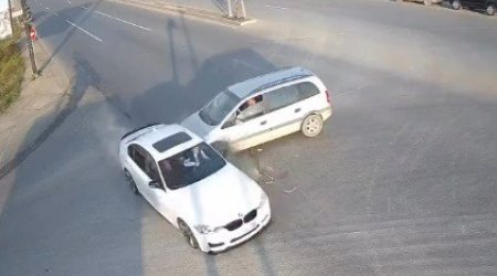 Yüksək sürətlə hərəkət edən “BMW” ağır qəza törətdi – ANBAAN VİDEO