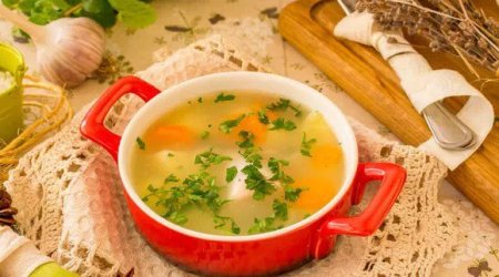 Toyuq bulyonu soyuqdəymə zamanı faydalıdır? – Həkim AÇIQLADI