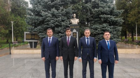 Azərbaycan nümayəndə heyəti Buxarestdə Heydər Əliyevin büstünü ziyarət etdi – FOTO