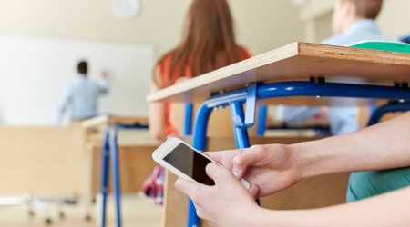 Yeni dəyişiklik GÜNDƏMDƏ – Məktəbə telefon gətirən şagirdin valideyni cərimələnəcək?