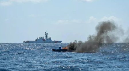 ABŞ Sakit okeanda qaçaqmalçılara məxsus gəmiyə ZƏRBƏ ENDİRDİ - VİDEO