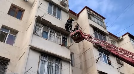 Bakıda eyvanda köməksiz vəziyyətdə qalan şəxs belə XİLAS EDİLDİ - VİDEO