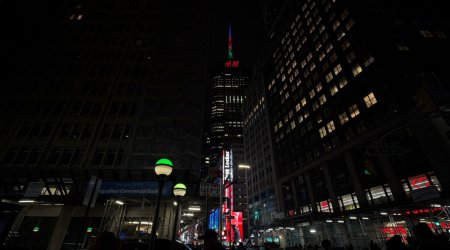 Nyu-Yorkda ən hündür göydələn Azərbaycan bayrağı ilə işıqlandırıldı – FOTO