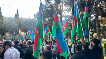 Zəfər Günü: Bakıda şəhidlərin əziz xatirəsi anılır - FOTO/VİDEO