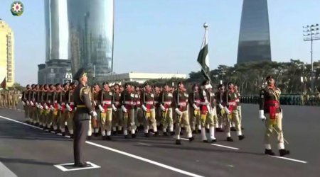 İlk dəfə olaraq Pakistan hərbçiləri Bakıda paradda keçid etdi – VİDEO