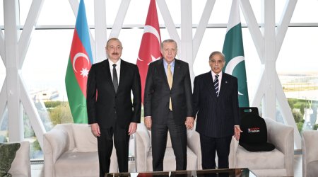 İlham Əliyevin Ərdoğan və Şahbaz Şəriflə üçtərəfli görüşü olub - FOTO