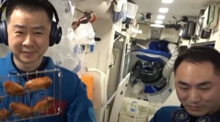 Çinli astronavtlardan KƏŞF: İlk dəfə kosmosda ət bişirdilər - VİDEO