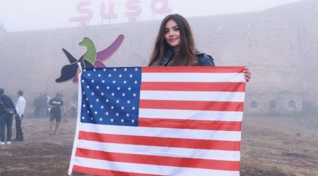 Van Dammın gəlini Amerika bayrağı ilə Şuşada - FOTO