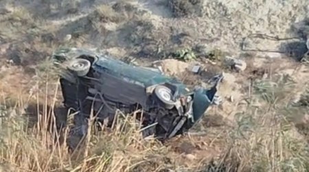 Sumqayıtda avtomobil dərəyə aşdı - VİDEO