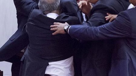 İcra Hakimiyyətindəki qəbulda qalmaqal - Vəzifəli şəxs başçının müavininə hücum etdi