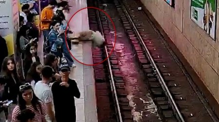 Bakı metrosunda qatar relslərinə düşənlərin görüntüləri – ANBAAN VİDEO