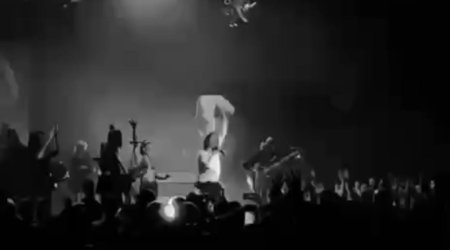 Çelik səhnədə yıxıldı - VİDEO