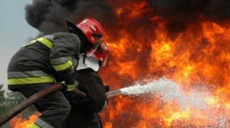 Bakıda yataqxanada yanğın: 3 nəfər təxliyə edildi - VİDEO