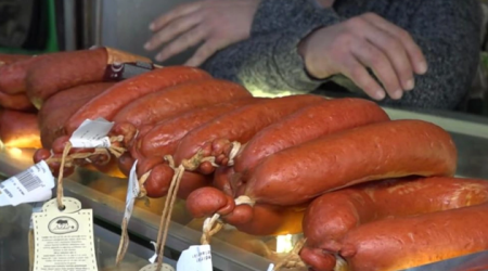 Ucuz kolbasanın tərkibində at əti aşkarlandı: "Dünən gələn məhsulun tarixi artıq silinib" – VİDEO