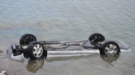 Tovuzda avtomobil KANALA DÜŞDÜ