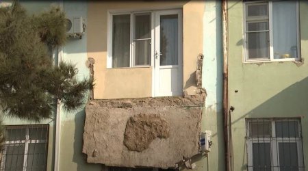 Bakıda binanın eyvanı UÇDU - Xəsarət alan var