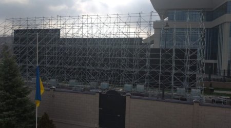 Qırğızıstan Putinin gəlişinə görə Ukrayna səfirliyini gizlətdi &ndash; VİDEO