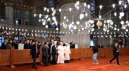 Papanın Sultan Əhməd məscidindəki hərəkəti gündəm oldu &ndash; VİDEO