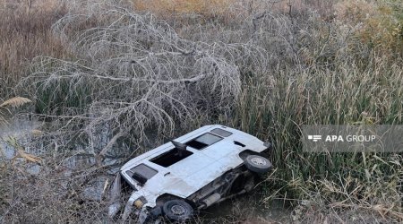 Şəmkirdə mikroavtobus su kanalına aşdı - Xəsarət alanlar var - FOTO