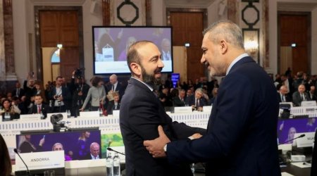 Hakan Fidan Vyanada Ararat Mirzoyanla ayaqüstü söhbət etdi