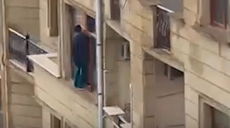Hündürmərtəbəli binanın pəncərəsində HƏYƏCANLI ANLAR &ndash; VİDEO