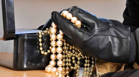 Mağazalardan qızıl və saat oğurlayan şəxslər TUTULDU