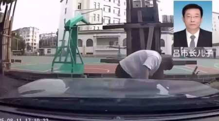 Çində DƏHŞƏT – Sürücü təzminat ödəməmək üçün vurduğu piyadanı ÖLDÜRDÜ – ANBAAN VİDEO 