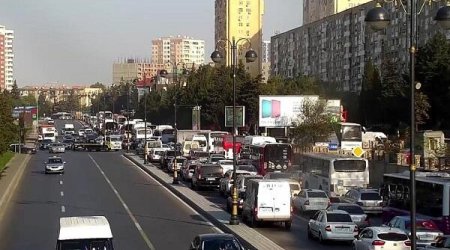 Yol Polisi tıxacı belə aradan qaldırdı &ndash; VİDEO