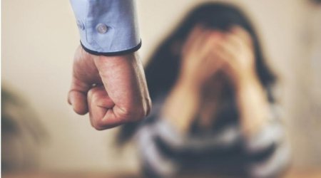 Müstəntiqin yanında arvadını öldürmək istədi &ndash; DETALLAR