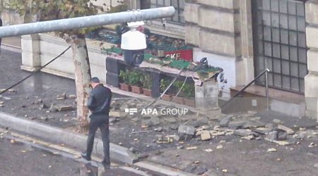 Bakının mərkəzində eyvan UÇDU: Xəsarət alan var – FOTO