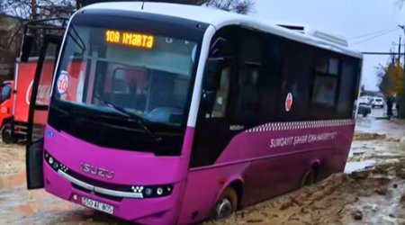 Sumqayıtda avtobus palçıqlı yolda batdı – VİDEO