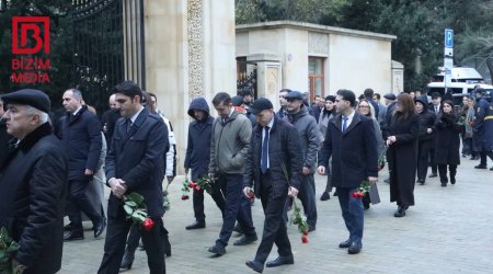Vətəndaşlar Ulu Öndərin xatirəsini anmaq üçün Fəxri xiyabana axın edir &ndash; FOTO/VİDEO