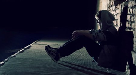 Evə gec gəldiyi üçün irad bildirən atasını öldürdü &ndash; TƏFƏRRÜAT