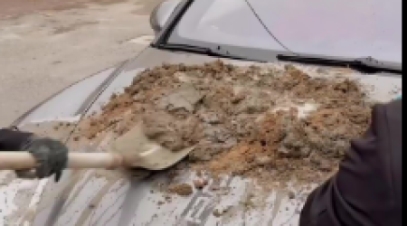 Bakıda "Porsche"nin üstündə beton qarışdırdılar - VİDEO