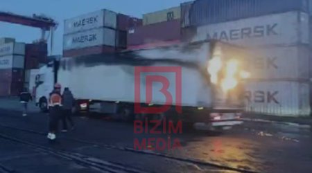 Odessada PUA hücumuna məruz qalan Türkiyə gəmisindən yük maşınları belə çıxarıldı – ANBAAN VİDEO