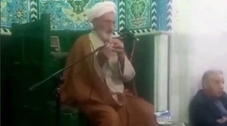 İranda mollanı xütbə oxuyarkən infarkt keçirdi – VİDEO