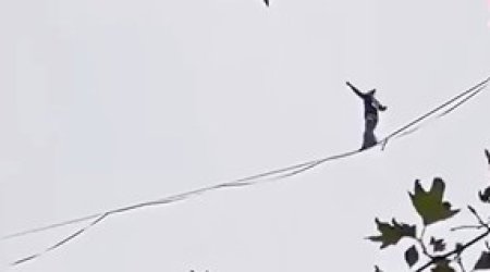 Nəfəs kəsən GÖRÜNTÜ: Qadın hündürlükdə ip üzərində… - VİDEO