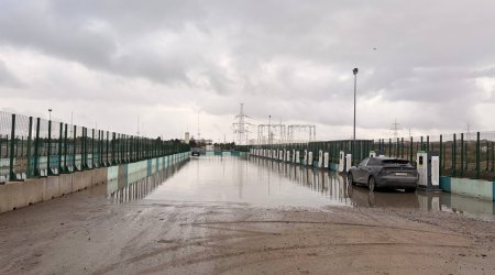 Bu ərazidə elektro&shy;doldurma məntəqəsi hələ də su altındadır