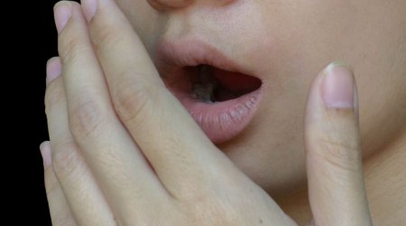 Ağız qoxusundan qurtulmağın 4 təbii ÜSULU