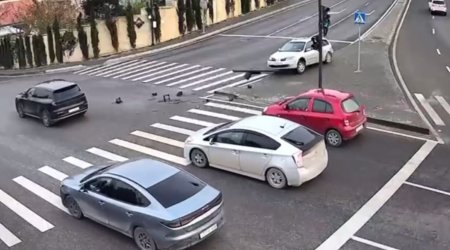 Bakıda park edilmiş avtomobil içərisində sərnişin ola-ola hərəkət edib qəza törətdi &ndash; ANBAAN VİDEO