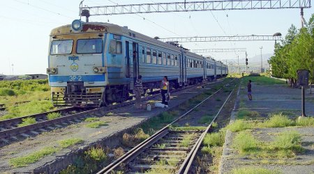 Paşinyan Rusiyadan iki dəmir yolunun bərpasını xahiş etdi
