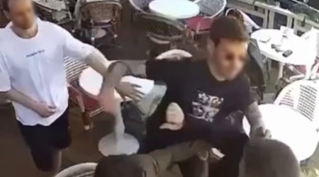 Kafedə dalaşanları ayırmaq istədi - Həyatından oldu&hellip; - FOTO