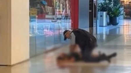 Ticarət mərkəzində 27 yaşlı kişi insanlara hücum edib, ölən və yaralılar var - VİDEO