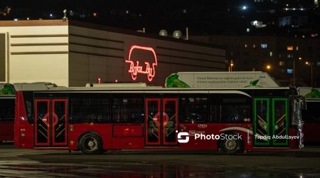 "Bir manat veririk, ayaq üstə gedirik" - Sərnişinlər avtobus çatışmazlığından gileylənirlər - VİDEO