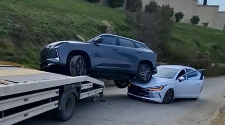 Evakuatorla daşınan avtomobil yolda digər maşının üstünə düşdü - VİDEO