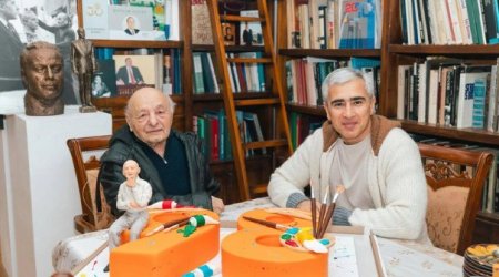 Prezidentin köməkçisi Xalq rəssamını evində ziyarət etdi