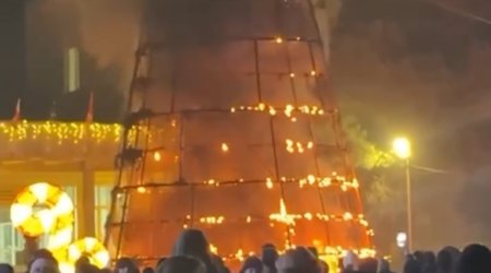 Şəhər meydanındakı bayram yolkası yanaraq külə döndü - VİDEO