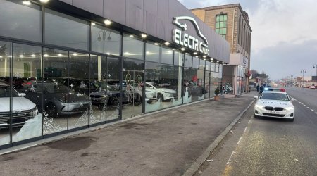 Bakıda avtosalonun qarşısındakı səki avtomobillərdən təmizləndi &ndash; VİDEO